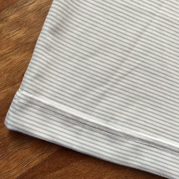 BNWOT Under Armor light gray striped loose heat gear 1/4 zip top - Picture 11 of 13